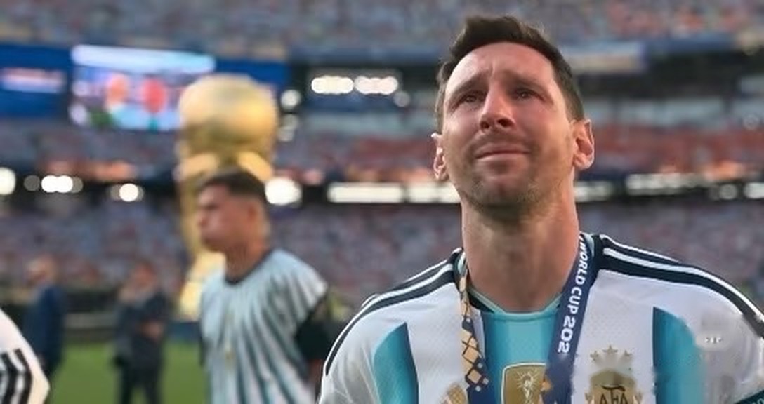 Messi in tears in front of the Argentina fans